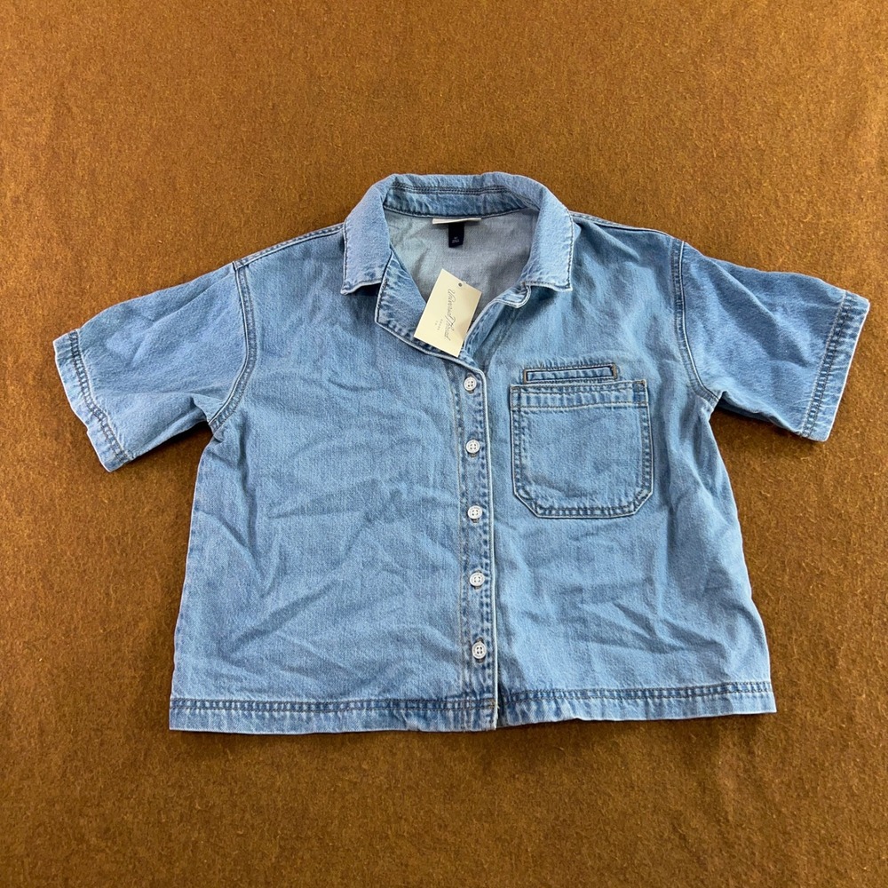 Universal Thread Womens XS Light Wash Denim Short Sleeve Button Down Shirt NWT